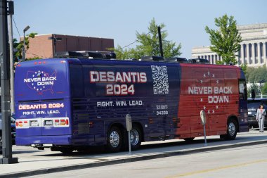 Milwaukee, Wisconsin ABD - 23 Ağustos 2023: Ron DeSantis başkanlık turnesi otobüsü 2024 Cumhuriyet Başkanlığı Müzakereleri sırasında Fiserv Forumu 'nun önüne park edilmişti.