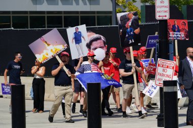 Milwaukee, Wisconsin ABD - 23 Ağustos 2023: Trump taraftarları 2024 Cumhuriyet Başkanlığı Müzakereleri sırasında Fiserv Forumunda toplandı ve mitinglere katıldı.