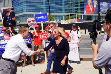 Milwaukee, Wisconsin ABD - 23 Ağustos 2023: ABD Temsilcisi Marjorie Taylor Greene basın ve medyaya demeç verdi ve Fiserv Forum 'unda Trump destekçileriyle görüştü.