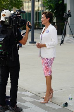 Milwaukee, Wisconsin ABD - 23 Ağustos 2023: Eski Arizona Cumhuriyetçi adayı Kari Lake Fiserv Forum 'a röportaj vermek üzere 2024 Cumhuriyetçi Başkanlık Müzakeresi' ne geldi