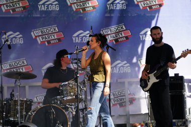 Milwaukee, Wisconsin ABD - 23 Ağustos 2023: Alexis Wilkins bir country şarkıcısı Fiserv Forumunda 2024 Cumhuriyetçi Başkanlık Tartışması 'nda Amerikan yanlısı şarkılar söyledi.