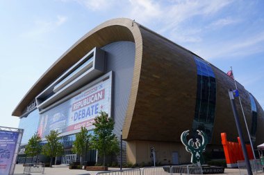 Milwaukee, Wisconsin ABD - 23 Ağustos 2023: 2024 Cumhuriyetçi Başkanlık Müzakeresi Fiserv Forumu Milwaukee Bucks Stadyumu 'nda Fox News' un sunduğu ve Bret Baier ve Martha MacCallum 'un yönettiği.