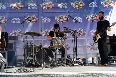 Milwaukee, Wisconsin ABD - 23 Ağustos 2023: Alexis Wilkins bir country şarkıcısı Fiserv Forumunda 2024 Cumhuriyetçi Başkanlık Tartışması 'nda Amerikan yanlısı şarkılar söyledi.