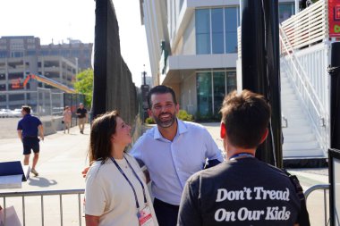 Milwaukee, Wisconsin ABD - 23 Ağustos 2023: Donald Trump Jr. basın ve medya ile röportaj yaptı ve Fiserv Forum 'unda Trump destekçileriyle iletişime geçti.