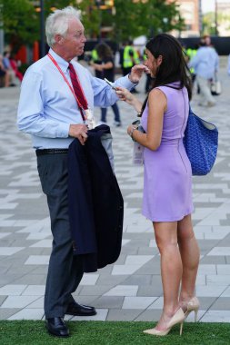 Milwaukee, Wisconsin ABD - 23 Ağustos 2023: Wisconsin Senatörü Ron Johnson 2024 Cumhuriyetçi Başkanlık Müzakeresi 'nde basın ve medyaya röportaj vermek üzere ortaya çıktı.