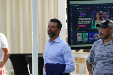 Milwaukee, Wisconsin ABD - 23 Ağustos 2023: Donald Trump Jr. basın ve medya ile röportaj yaptı ve Fiserv Forum 'unda Trump destekçileriyle iletişime geçti.