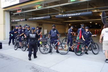 Milwaukee, Wisconsin ABD - 23 Ağustos 2023: 2024 Cumhuriyet Müzakereleri sırasında Fiserv Forumu önünde protesto gösterisi yapan büyük bir grup sendika.