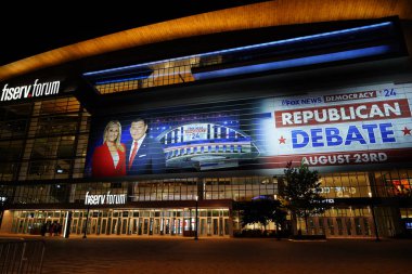 Milwaukee, Wisconsin ABD - 23 Ağustos 2023: 2024 Cumhuriyetçi Başkanlık Müzakeresi Fiserv Forumu Milwaukee Bucks Stadyumu 'nda Fox News' un sunduğu ve Bret Baier ve Martha MacCallum 'un yönettiği.