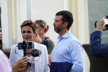 Milwaukee, Wisconsin ABD - 23 Ağustos 2023: Eski Arizona Cumhuriyetçi adayı Kari Lake, Fiserv Forum 'a röportaj vermek üzere 2024 Cumhuriyetçi Başkanlık Müzakeresi' ne geldi..