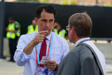 Milwaukee, Wisconsin ABD - 23 Ağustos 2023: Eski Wisconsin Valisi Scott Walker, Fiserv Forumu 'nda basın ve medya röportajları yapmak üzere 2024 Cumhuriyetçi Başkanlık Tartışması' na geldi..