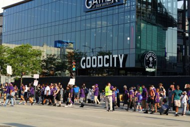 Milwaukee, Wisconsin ABD - 23 Ağustos 2023: 2024 Cumhuriyet Müzakereleri sırasında Fiserv Forumu önünde protesto gösterisi yapan büyük bir grup sendika.