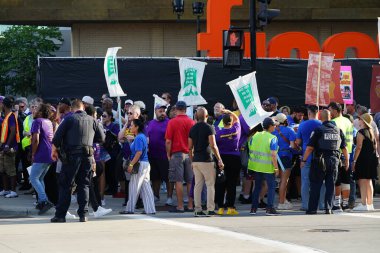 Milwaukee, Wisconsin ABD - 23 Ağustos 2023: 2024 Cumhuriyet Müzakereleri sırasında Fiserv Forumu önünde protesto gösterisi yapan büyük bir grup sendika.