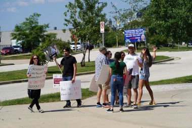 Milwaukee, Wisconsin ABD - 15 Ağustos 2023: Joe Biden karşıtı protestocular Başkan Joe Biden 'ın gelişini protesto etmek için Ingeteam şirketine geldi.