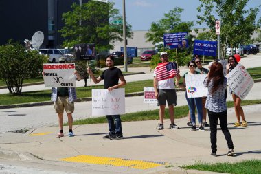 Milwaukee, Wisconsin ABD - 15 Ağustos 2023: Joe Biden karşıtı protestocular Başkan Joe Biden 'ın gelişini protesto etmek için Ingeteam şirketine geldi.