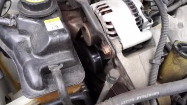 Fond du Lac, Wisconsin / USA - 24 Ekim 2020: 4 litrelik 3.0 litre V6 motorlu 2000 Ford Taurus.