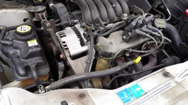 Fond du Lac, Wisconsin / USA - 24 Ekim 2020: 4 litrelik 3.0 litre V6 motorlu 2000 Ford Taurus.