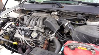 Fond du Lac, Wisconsin / USA - 24 Ekim 2020: 4 litrelik 3.0 litre V6 motorlu 2000 Ford Taurus.
