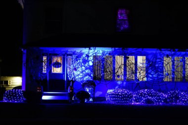 Necedah, Wisconsin / ABD - 27 Ekim 2020: Ev sahipleri cadılar bayramı teması ile bahçelerini süslerler