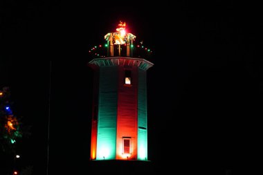 Lakeside parkındaki Wisconsin Deniz Feneri Fond du Lac gece yılbaşı renkleriyle ve Noel ışıklarıyla parlıyor.