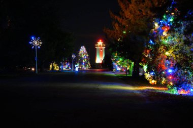 Lakeside parkındaki Wisconsin Deniz Feneri Fond du Lac gece yılbaşı renkleriyle ve Noel ışıklarıyla parlıyor.