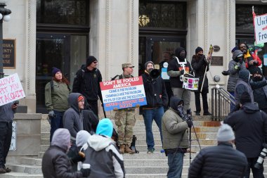 Kenosha, Wisconsin ABD - 18 Kasım 2021: Kyle Rittenhouse 'u destekleyenler ve protestocular dava hakkındaki jüri görüşmeleri sırasında Kenosha ilçe adliyesinde toplandılar.