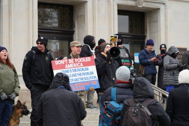 Kenosha, Wisconsin ABD - 18 Kasım 2021: Kyle Rittenhouse 'u destekleyenler ve protestocular dava hakkındaki jüri görüşmeleri sırasında Kenosha ilçe adliyesinde toplandılar.