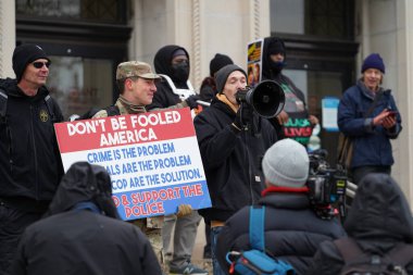 Kenosha, Wisconsin ABD - 18 Kasım 2021: Kyle Rittenhouse 'u destekleyenler ve protestocular dava hakkındaki jüri görüşmeleri sırasında Kenosha ilçe adliyesinde toplandılar.