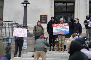Kenosha, Wisconsin ABD - 18 Kasım 2021: Kyle Rittenhouse 'u destekleyenler ve protestocular dava hakkındaki jüri görüşmeleri sırasında Kenosha ilçe adliyesinde toplandılar.