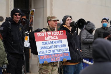 Kenosha, Wisconsin ABD - 18 Kasım 2021: Kyle Rittenhouse 'u destekleyenler ve protestocular dava hakkındaki jüri görüşmeleri sırasında Kenosha ilçe adliyesinde toplandılar.