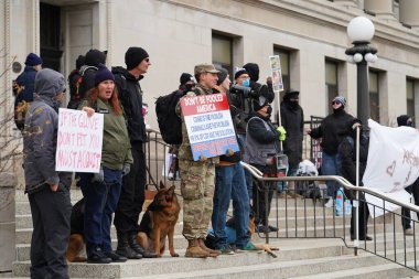 Kenosha, Wisconsin ABD - 18 Kasım 2021: Kyle Rittenhouse 'u destekleyenler ve protestocular dava hakkındaki jüri görüşmeleri sırasında Kenosha ilçe adliyesinde toplandılar.