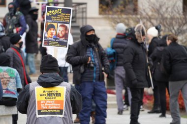 Kenosha, Wisconsin ABD - 18 Kasım 2021: Kyle Rittenhouse 'u destekleyenler ve protestocular dava hakkındaki jüri görüşmeleri sırasında Kenosha ilçe adliyesinde toplandılar.