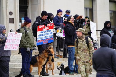 Kenosha, Wisconsin ABD - 18 Kasım 2021: Kyle Rittenhouse 'u destekleyenler ve protestocular dava hakkındaki jüri görüşmeleri sırasında Kenosha ilçe adliyesinde toplandılar.