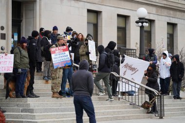 Kenosha, Wisconsin ABD - 18 Kasım 2021: Kyle Rittenhouse 'u destekleyenler ve protestocular dava hakkındaki jüri görüşmeleri sırasında Kenosha ilçe adliyesinde toplandılar.