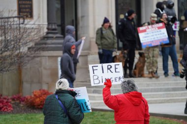 Kenosha, Wisconsin ABD - 18 Kasım 2021: Kyle Rittenhouse 'u destekleyenler ve protestocular dava hakkındaki jüri görüşmeleri sırasında Kenosha ilçe adliyesinde toplandılar.