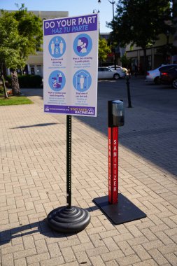 Gün batımında halka açık park tabelası.