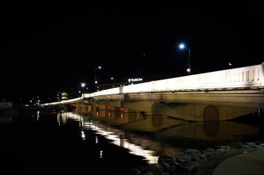 Geceleyin nehir üzerinde köprü 