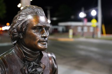 Neenah, Wisconsin / ABD - 14 Ağustos 2020: Neenah, Wisconsin 'deki Kamu Sanatının Bağımsızlığı Bildirgesi' nin imzalandığı heykel fotoğraflarının çekildiği gece