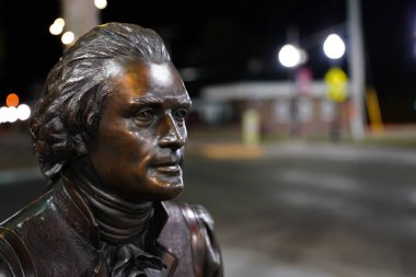 Neenah, Wisconsin / ABD - 14 Ağustos 2020: Neenah, Wisconsin 'deki Kamu Sanatının Bağımsızlığı Bildirgesi' nin imzalandığı heykel fotoğraflarının çekildiği gece