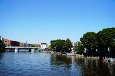 Milwaukee, Wisconsin / ABD - 14 Ağustos 2020: Milwaukee şehri boyunca akan nehirlerin şehir merkezi.