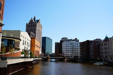 Milwaukee, Wisconsin / ABD - 14 Ağustos 2020: Milwaukee şehri boyunca akan nehirlerin şehir merkezi.