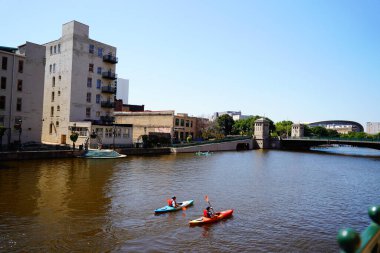 Milwaukee, Wisconsin / ABD - 14 Ağustos 2020: Milwaukee şehri boyunca akan nehirlerin şehir merkezi.