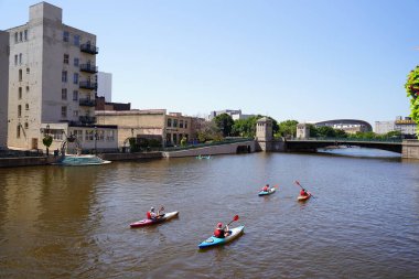 Milwaukee, Wisconsin / ABD - 14 Ağustos 2020: Milwaukee şehri boyunca akan nehirlerin şehir merkezi.