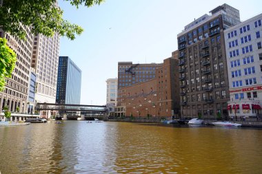 Milwaukee, Wisconsin / ABD - 14 Ağustos 2020: Milwaukee şehri boyunca akan nehirlerin şehir merkezi.