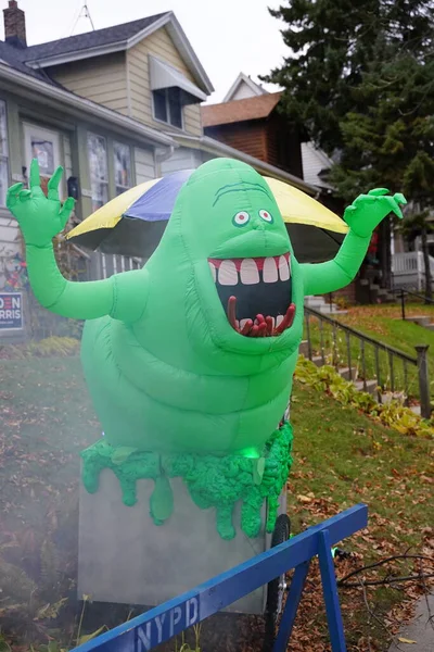 Milwaukee, Wisconsin / ABD - 30 Ekim 2020: Ev sahibi 2020 Cadılar Bayramı için hayalet avcıları temalı bahçesini dekore etti.