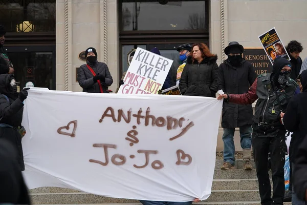 2021年11月18日 美国威斯康星州凯诺沙 里腾豪斯 Kyle Rittenhouse 的抗议者和支持者聚集在凯诺沙县法院外 参加陪审团对案件的评议 — 图库照片