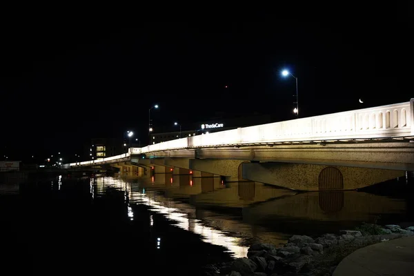Brücke Über Den Fluss Bei Nacht — Stockfoto