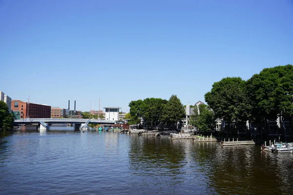 Milwaukee, Wisconsin / ABD - 14 Ağustos 2020: Milwaukee şehri boyunca akan nehirlerin şehir merkezi.