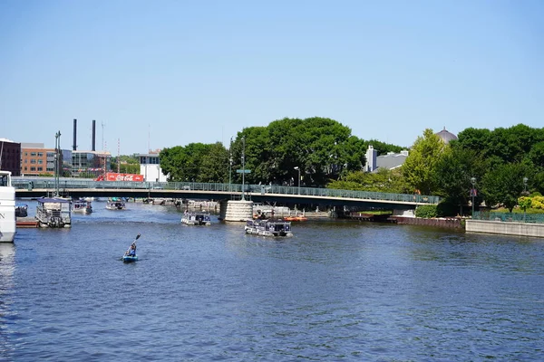 Milwaukee, Wisconsin / ABD - 14 Ağustos 2020: Milwaukee şehri boyunca akan nehirlerin şehir merkezi.