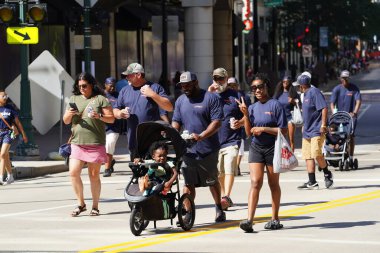 Milwaukee, Wisconsin ABD - 4 Eylül 2023: Wisconsin işçi sendikaları ve Teamstereler Milwaukee sokaklarında yürüdü ve İşçi Bayramı boyunca Yaz Festivali alanlarına yürüdü