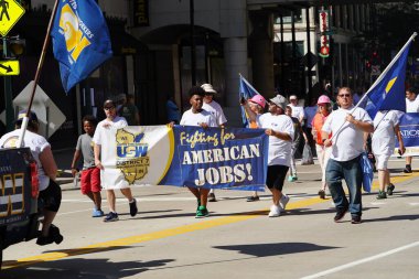 Milwaukee, Wisconsin ABD - 4 Eylül 2023: Wisconsin işçi sendikaları ve Teamstereler Milwaukee sokaklarında yürüdü ve İşçi Bayramı boyunca Yaz Festivali alanlarına yürüdü